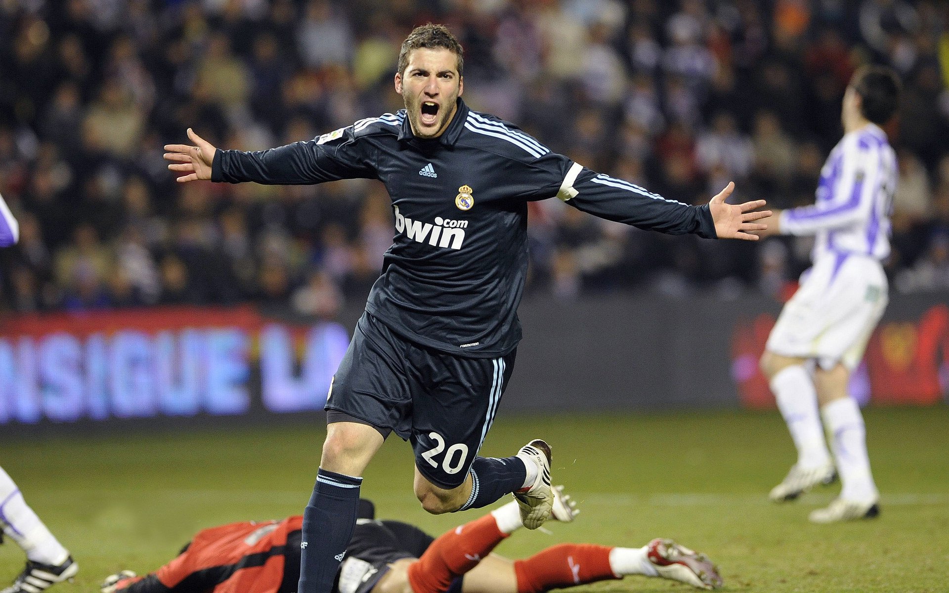 赛道与绿茵的交汇，格纳布里在F1揭幕战之夜的非凡表演