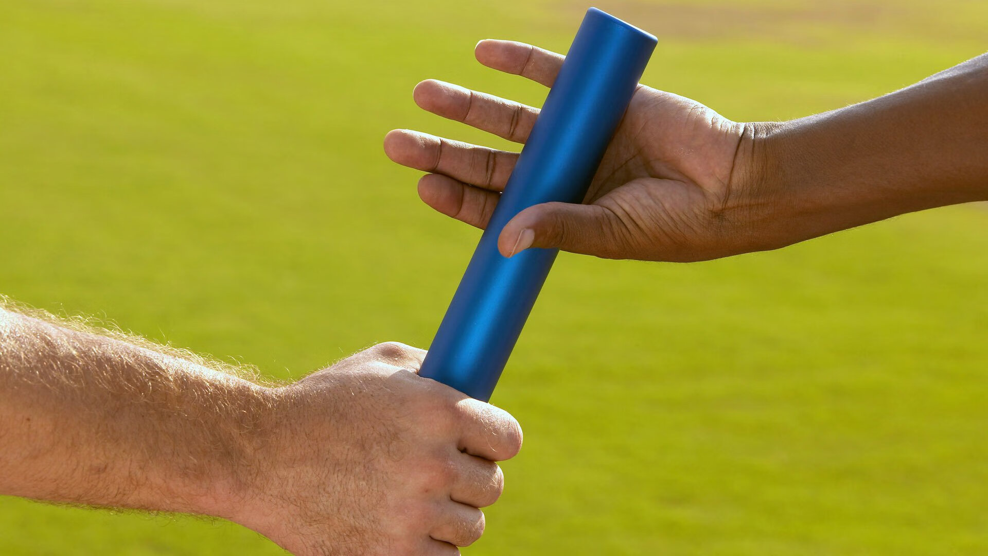 F1新赛季揭幕战，英格兰车手力克群雄，皇家社会赛道见证新王加冕